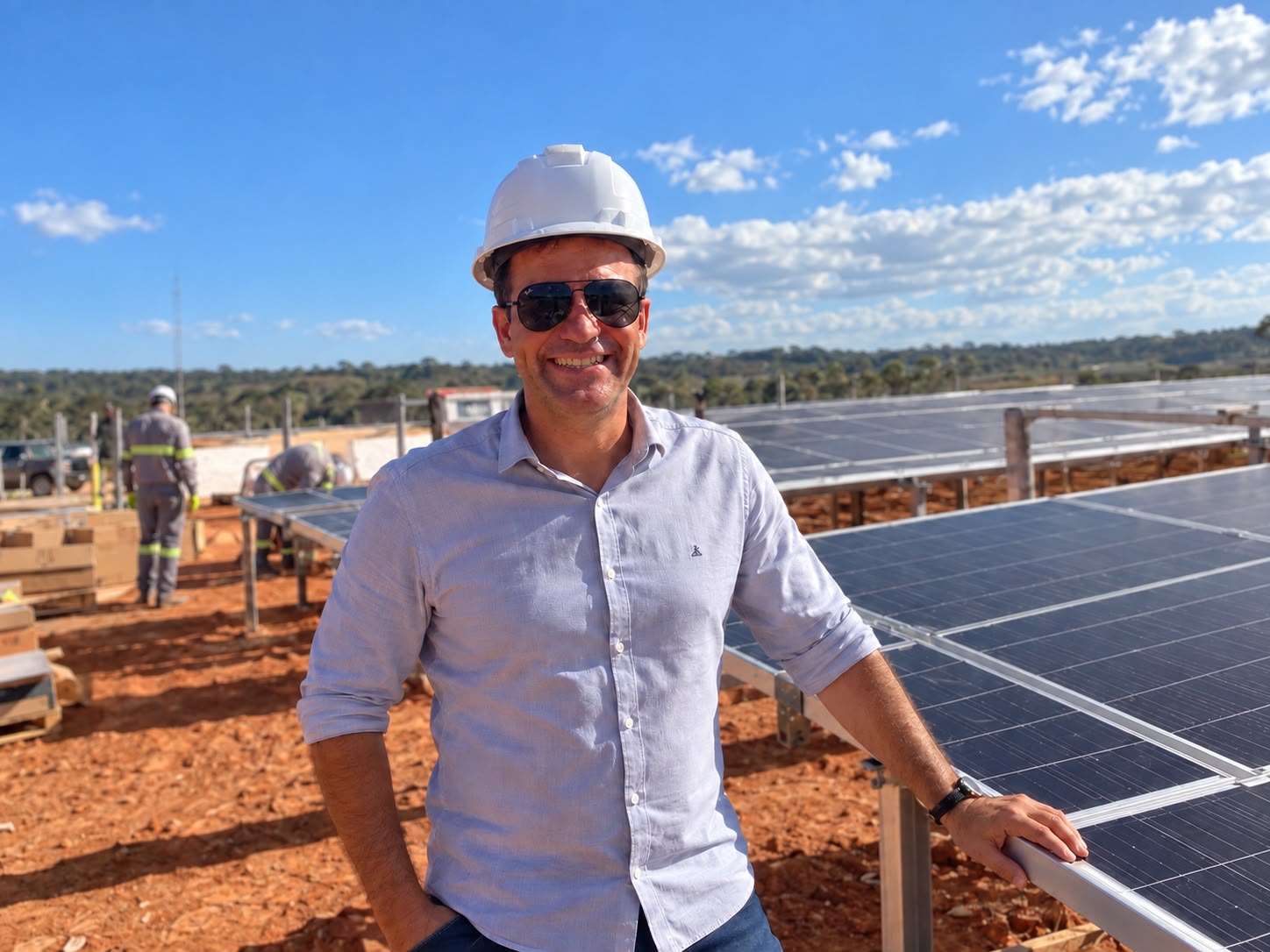 Márcio Parreira, fundador da Nova Visão Solar, em uma obra fotovoltaica